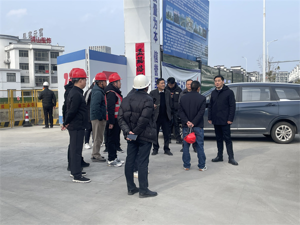 2月5日，县长王奇勇带队调研新徽商创业基地一期一标段项目春节后复工复产工作，黄山徽投集团总经理潘楷金陪同调研。.jpg